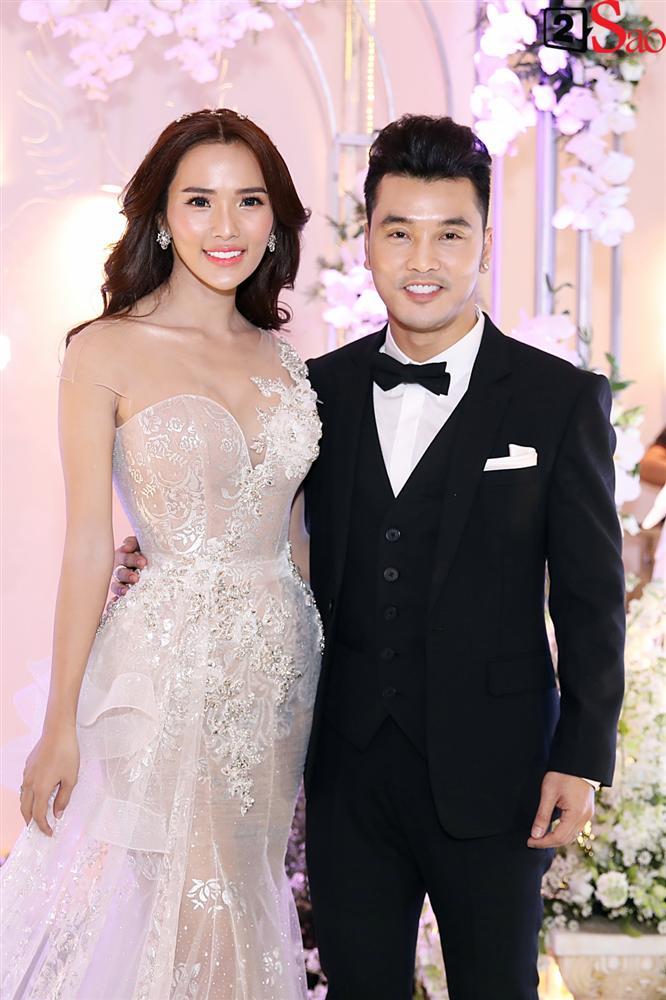 Cô dâu - chú rể cùng 2 con xuất hiện rạng rỡ chào đón khách mời-1