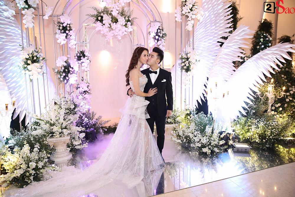 Cô dâu - chú rể cùng 2 con xuất hiện rạng rỡ chào đón khách mời-2