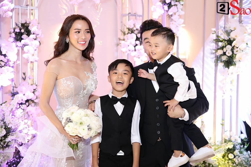 Cô dâu - chú rể cùng 2 con xuất hiện rạng rỡ chào đón khách mời-4