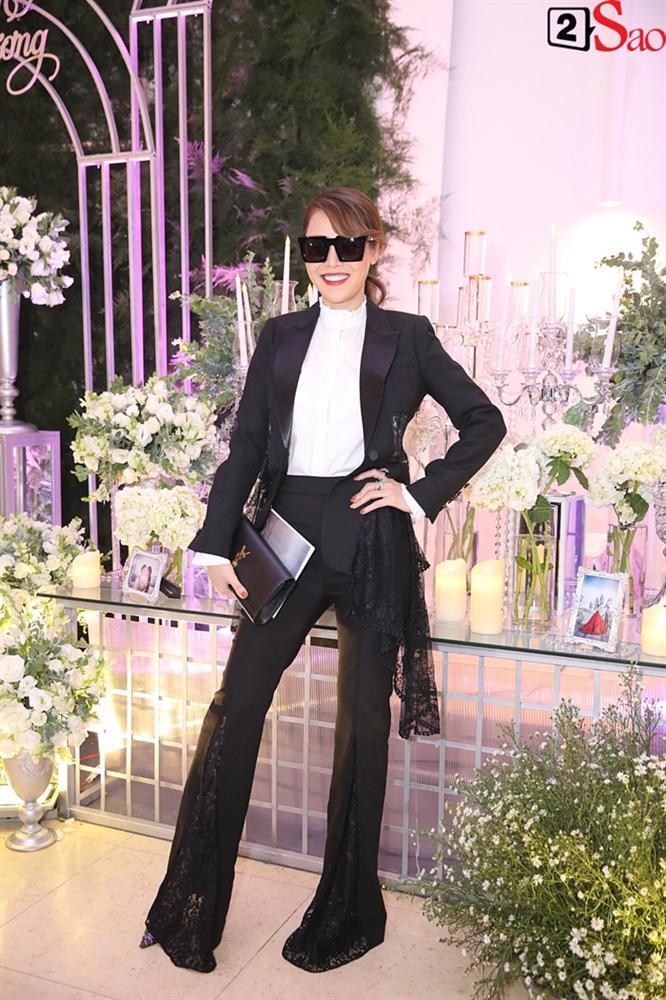 Lên đồ như vedette dự đám cưới, vợ chồng MC Thanh Bạch - Quế Vân đứng đầu top SAO MẶC XẤU tuần qua-1