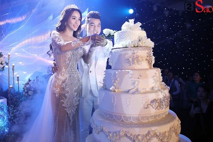 Ưng Hoàng Phúc cùng bà xã cắt bánh, nâng rượu vang mừng hạnh phúc-1