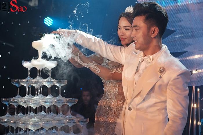 Ưng Hoàng Phúc cùng bà xã cắt bánh, nâng rượu vang mừng hạnh phúc-2