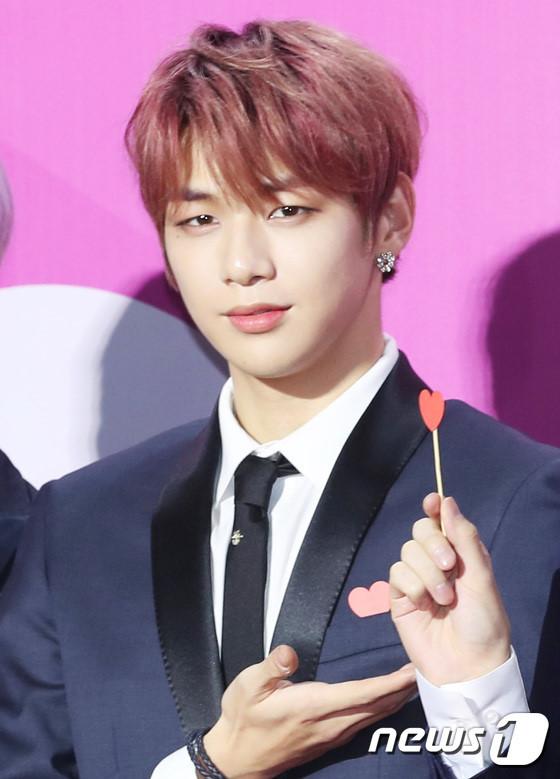 BTS nổi bật, lấn át dàn sao tham gia thảm đỏ Melon Music Awards 2018-13