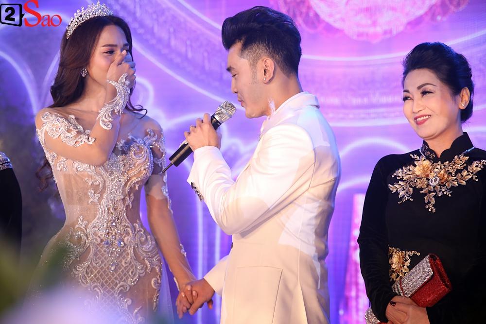 Cô dâu Kim Cương khóc ròng khi chú rể Ưng Hoàng Phúc tỏ tình: Nắm tay anh, em đồng ý chứ?-4