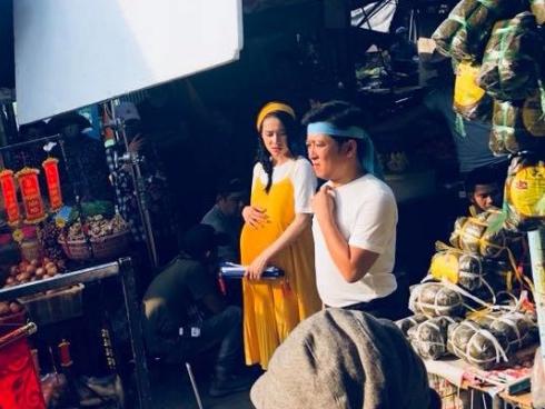 Lộ ảnh Nhã Phương 'vác' bụng bầu vượt mặt khi sánh bước cùng ông xã Trường Giang