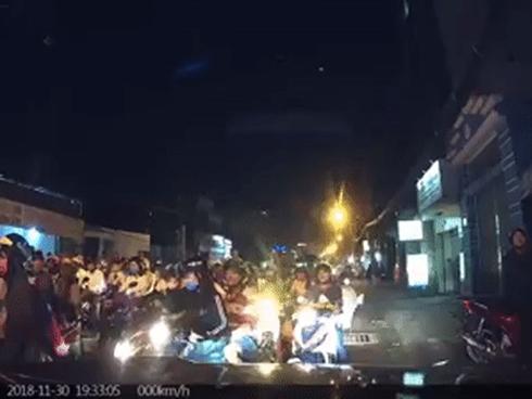 Hàng trăm xe máy đi ngược chiều, thản nhiên dừng lại chặn đầu khiến loạt ô tô bất lực 'chôn chân' trên phố