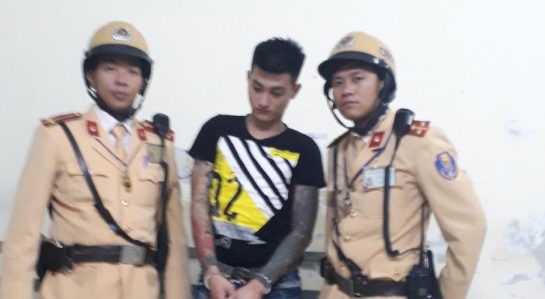 CSGT bắt nóng nhóm tín dụng đen đánh, bắt giữ người giữa đường-1