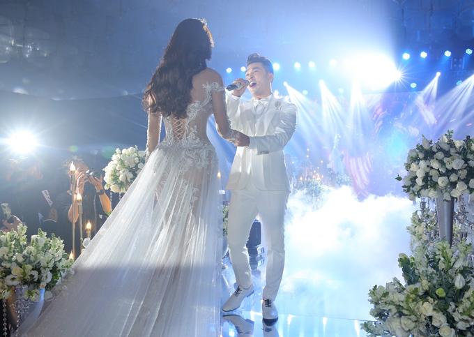 Cận cảnh hai bộ váy cưới xuyên thấu sexy đến nghẹt thở của bà xã Ưng Hoàng Phúc-4