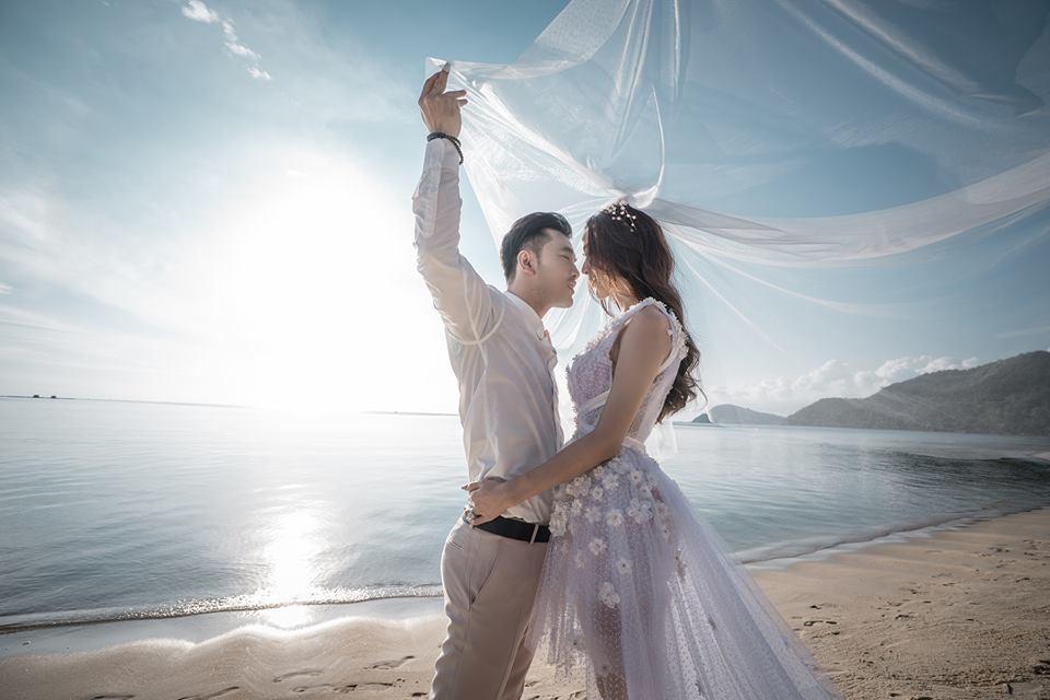 Cận cảnh hai bộ váy cưới xuyên thấu sexy đến nghẹt thở của bà xã Ưng Hoàng Phúc-11