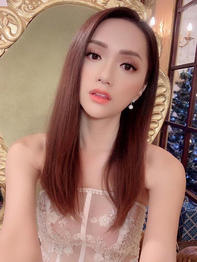 Hoa hậu Hương Giang diện váy cắt xẻ táo bạo nhưng fan lại bức xúc vì một điều khác-5
