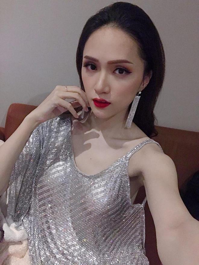 Hoa hậu Hương Giang diện váy cắt xẻ táo bạo nhưng fan lại bức xúc vì một điều khác-6