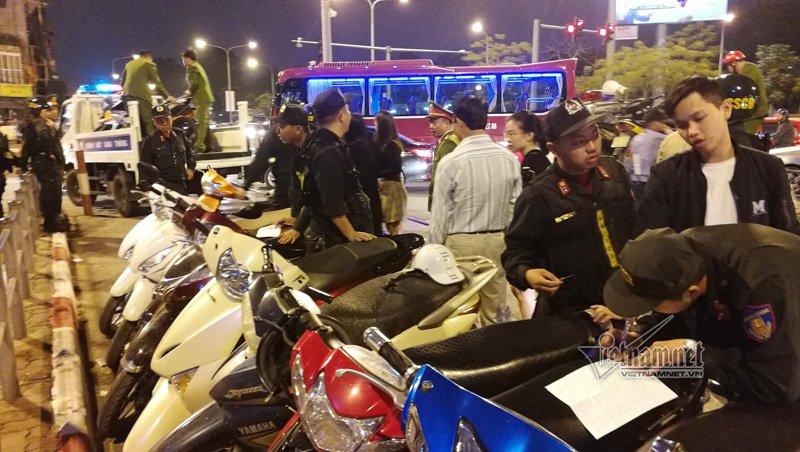 Tụ tập trà đá giữa ngã tư Hà Nội, gần 50 thanh niên bị hốt về đồn-4