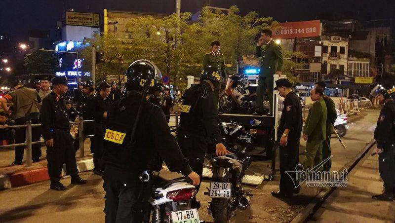 Tụ tập trà đá giữa ngã tư Hà Nội, gần 50 thanh niên bị hốt về đồn-6