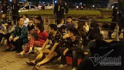 Tụ tập trà đá giữa ngã tư Hà Nội, gần 50 thanh niên bị 'hốt' về đồn