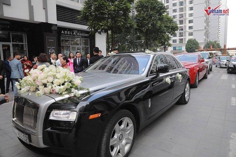 Chú rể Nguyễn Thành Phương đã ngồi xe Rolls Royce tới rước Thanh Tú về nhà chồng.