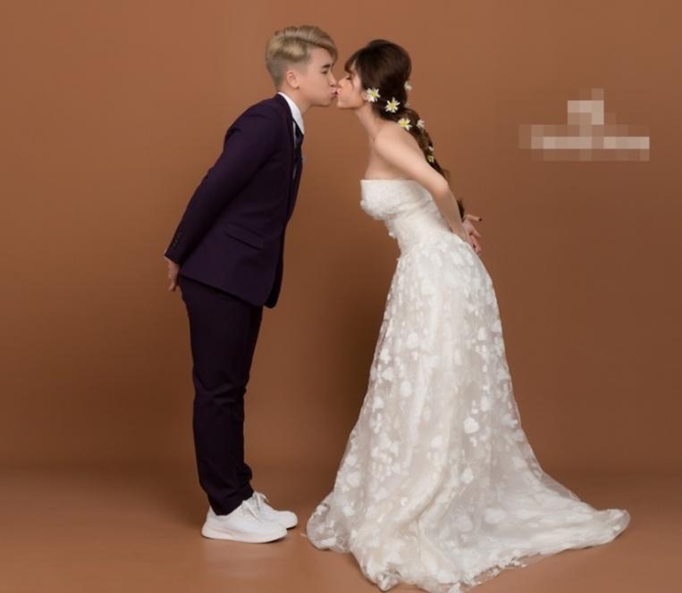 Lộ thiệp mời cưới chất hơn nước cất của vlogger Huy Cung và cô dâu hotgirl-4