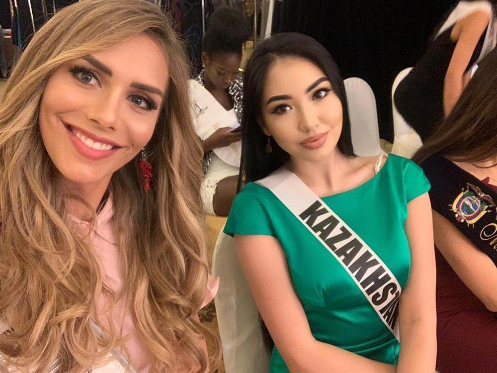 Bất ngờ với cách cư xử của HHen Niê và dàn mỹ nhân khi chạm mặt thí sinh chuyển giới tại Miss Universe 2018-11