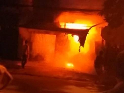 Cháy lớn dãy trọ: 1 người chết, 20 người mắc kẹt được giải cứu