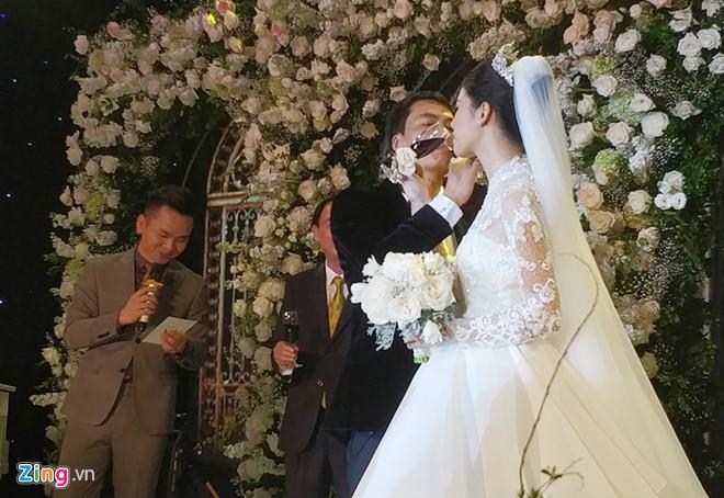 Á hậu Thanh Tú hôn bạn trai CEO trong lễ cưới lãng mạn-1
