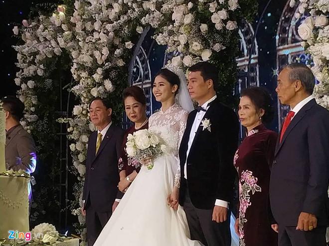 Á hậu Thanh Tú hôn bạn trai CEO trong lễ cưới lãng mạn-2