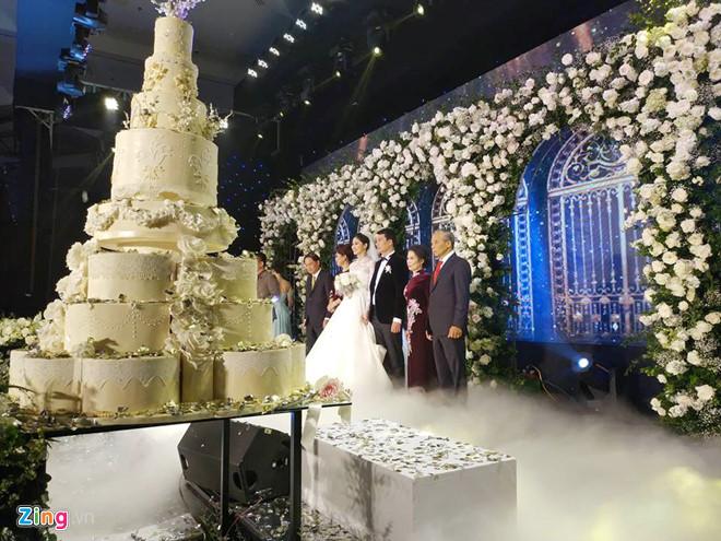 Á hậu Thanh Tú hôn bạn trai CEO trong lễ cưới lãng mạn-3