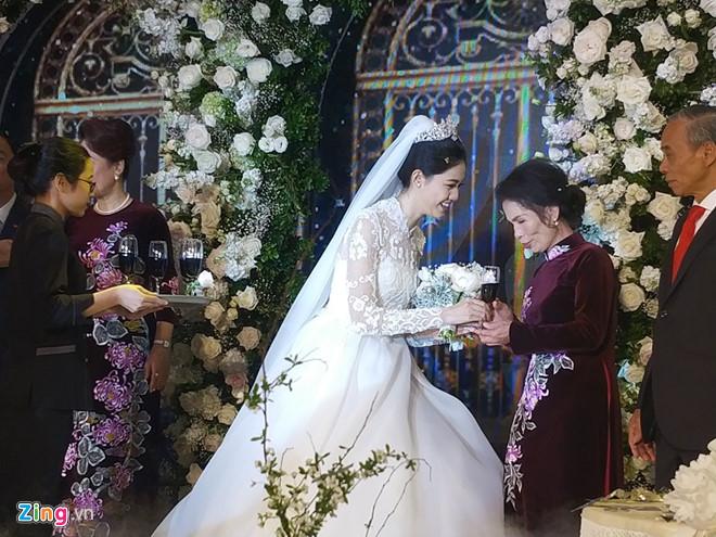 Á hậu Thanh Tú hôn bạn trai CEO trong lễ cưới lãng mạn-5