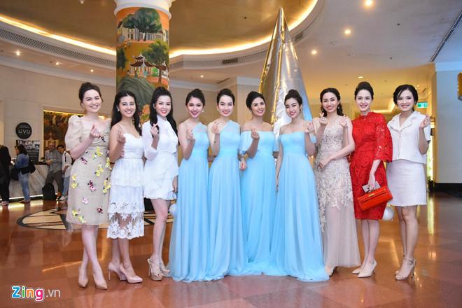 Á hậu Thanh Tú hôn bạn trai CEO trong lễ cưới lãng mạn-7