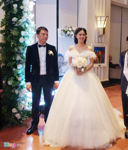 Á hậu Thanh Tú hôn bạn trai CEO trong lễ cưới lãng mạn-9