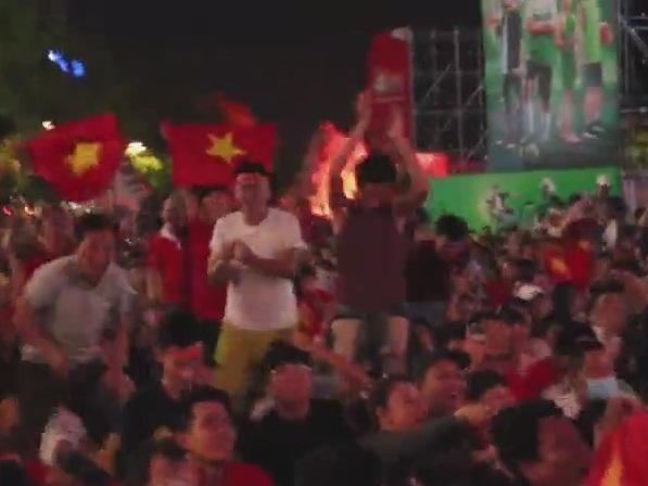 Phạt 1,5 triệu đồng nam thanh niên đốt pháo sáng trong trận Việt Nam gặp UAE-2