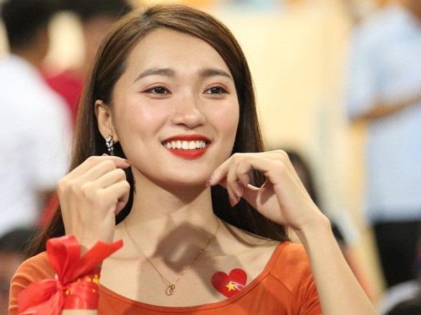 Chuyện tình cọc đi tìm trâu của tiền vệ Huy Hùng và hot girl đất Cảng-8