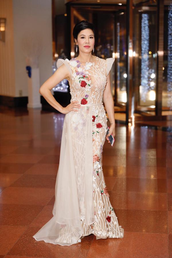 Lên đồ như vedette dự đám cưới, vợ chồng MC Thanh Bạch - Quế Vân đứng đầu top SAO MẶC XẤU tuần qua-4