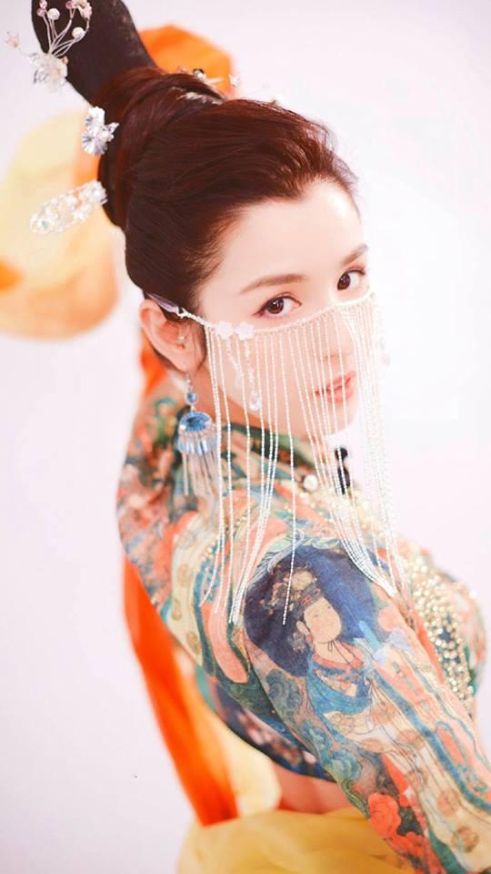 Cận cảnh nhan sắc đẹp tựa thiên tiên của mỹ nữ Tân Cương khiến Địch Lệ Nhiệt Ba phải dè chừng-7