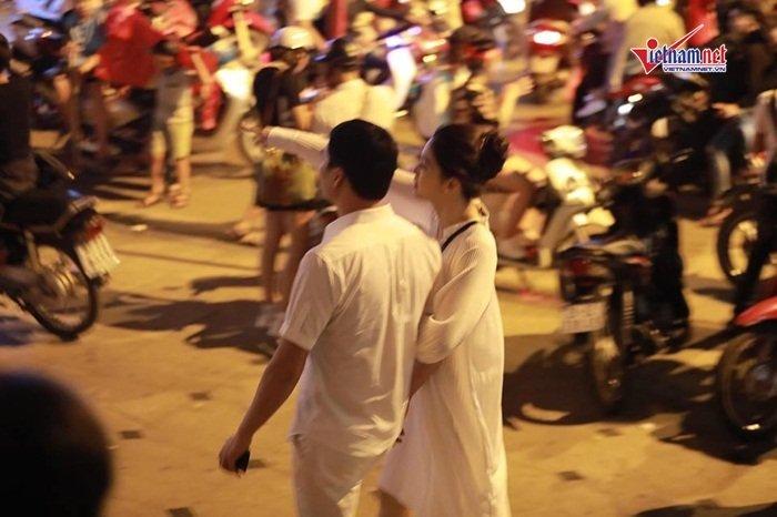 Á hậu Thanh Tú và đại gia hơn 16 tuổi tình tứ tại phố đi bộ sau tiệc cưới-5