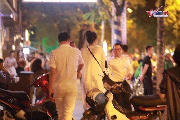 Á hậu Thanh Tú và đại gia hơn 16 tuổi tình tứ tại phố đi bộ sau tiệc cưới-8