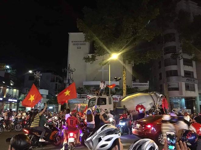 Bạn gái Duy Mạnh, người yêu tin đồn của Tiến Dũng khoe ảnh đi bão-8