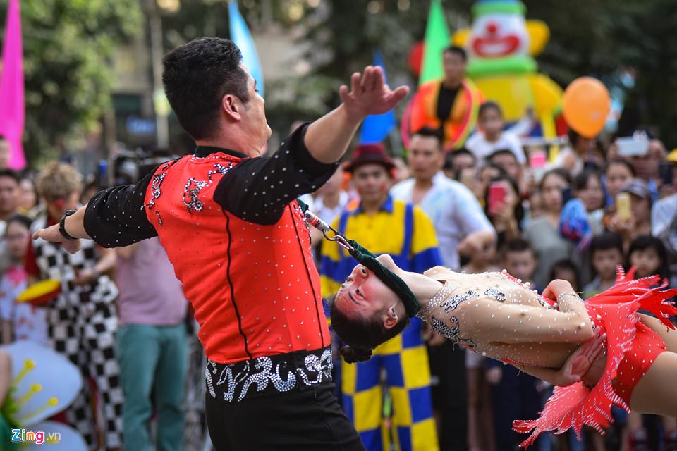 Lạc đà xuất hiện trên phố đi bộ hồ Gươm-8