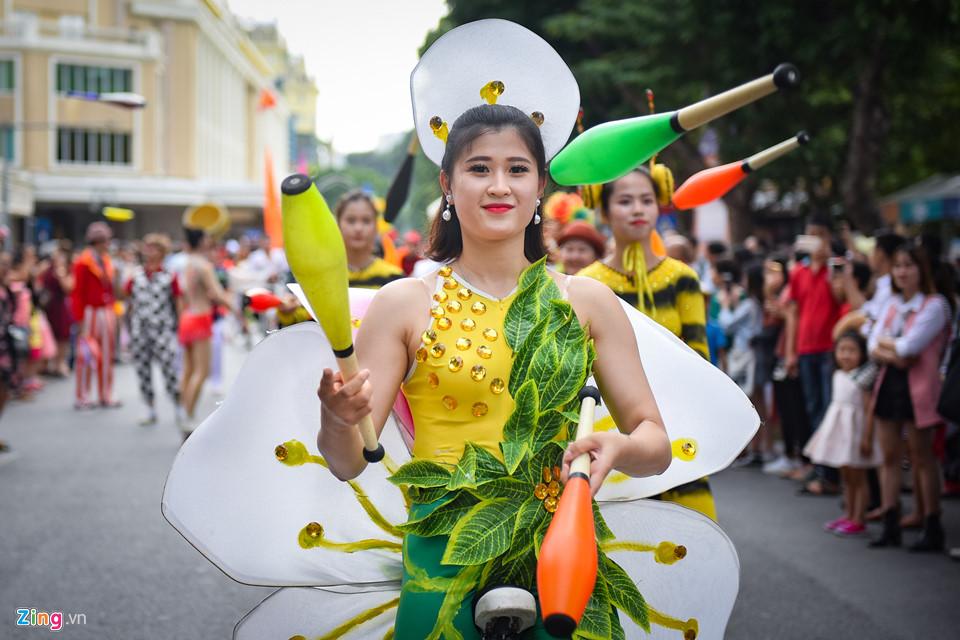 Lạc đà xuất hiện trên phố đi bộ hồ Gươm-10