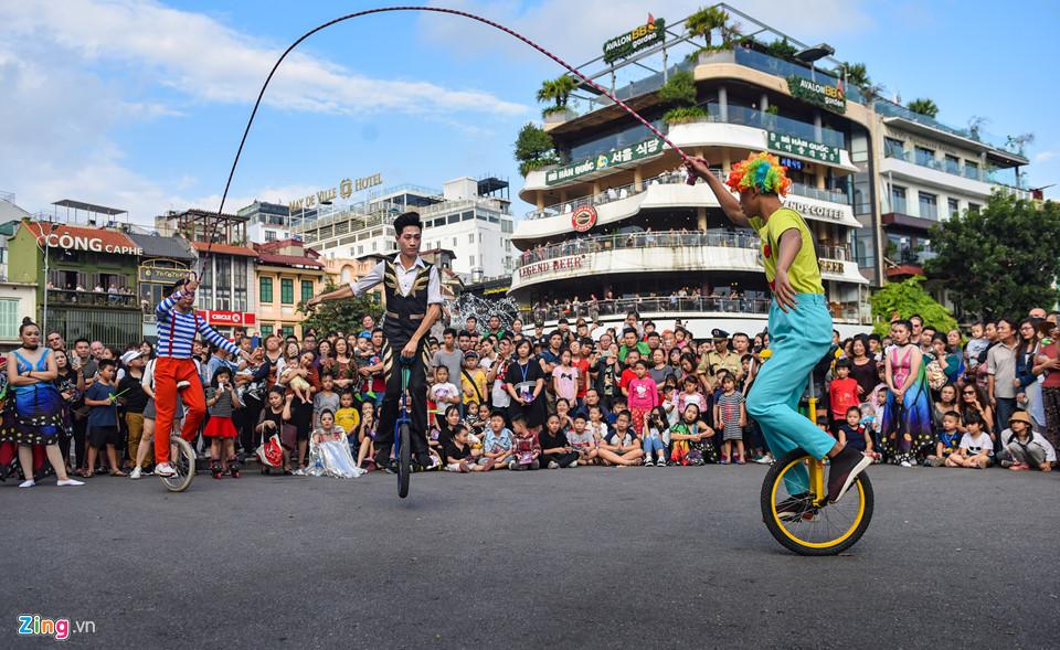 Lạc đà xuất hiện trên phố đi bộ hồ Gươm-11