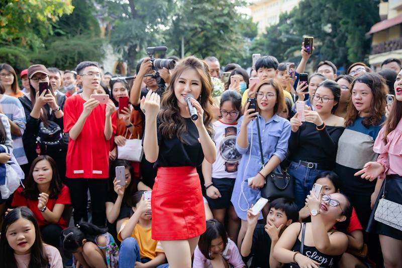 Hương Tràm ngạc nhiên khi thấy đông đảo fan nhí đồng thanh hát Duyên mình lỡ-4