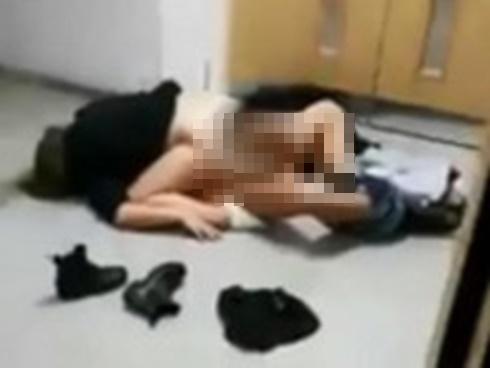 Nóng bỏng mắt trước cảnh tượng đôi bạn trẻ ngủ quên ở hành lang trường học sau khi làm chuyện ấy