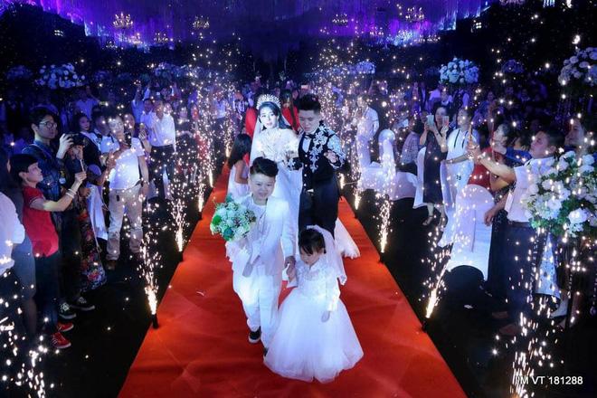 Siêu đám cưới 4 tỷ đồng ở Thái Nguyên: Hóa ra cô dâu, chú rể yêu nhau 13 năm, có 2 con chung rồi mới cưới-6
