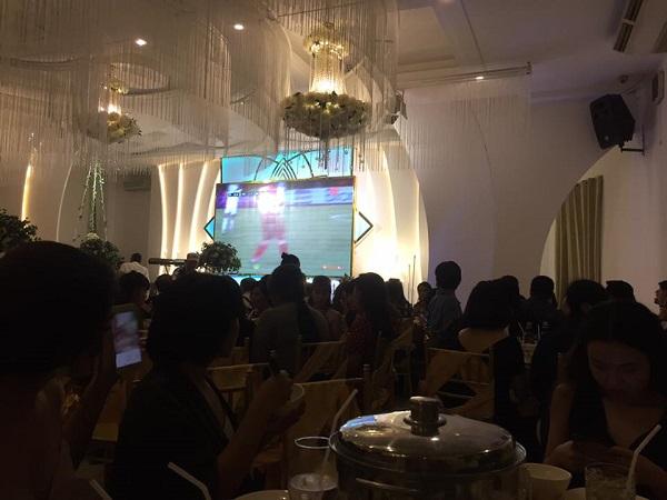 Đám cưới đúng lúc bóng đá: Quan viên hai họ cổ vũ thôi chứ còn hát hò gì nữa-1