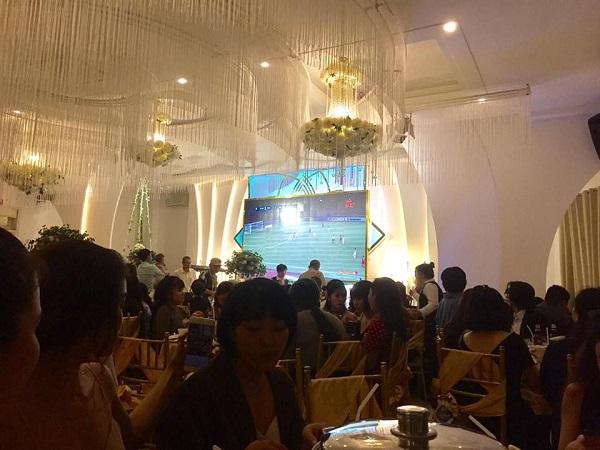 Đám cưới đúng lúc bóng đá: Quan viên hai họ cổ vũ thôi chứ còn hát hò gì nữa-2