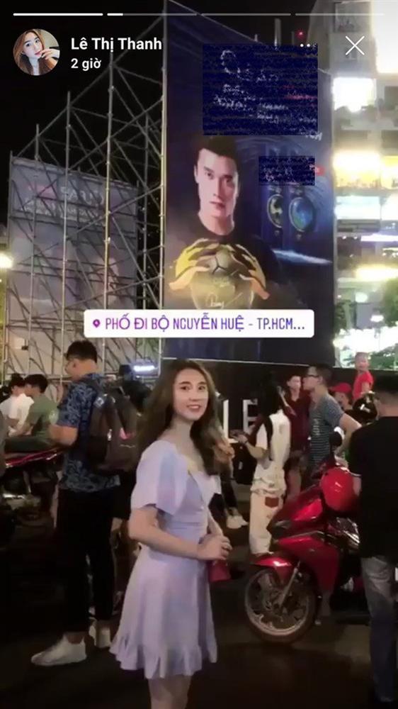 Đăng ảnh cổ vũ bóng đá, bạn gái tin đồn Bùi Tiến Dũng liên tiếp gây xôn xao với khoảnh khắc check-in lạ-2