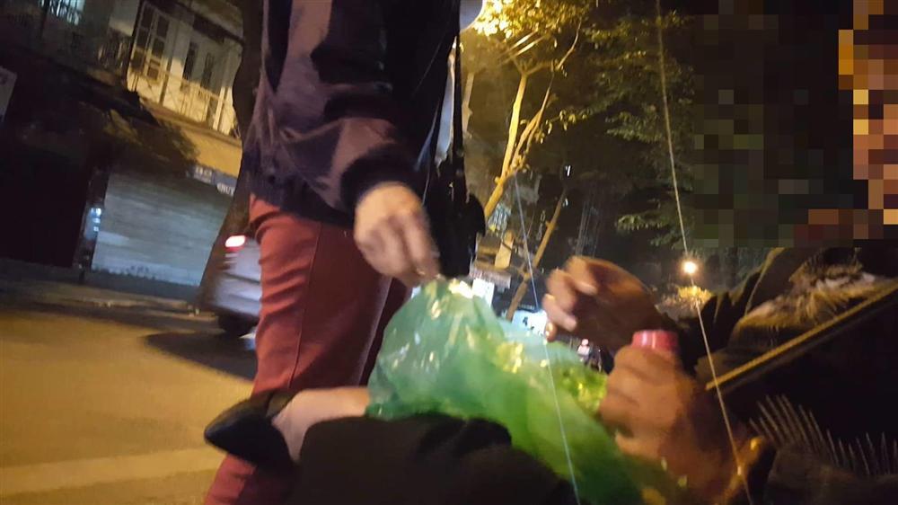 Giao dịch ngầm tại chợ sung sướng ở phố cổ Hà Nội-2