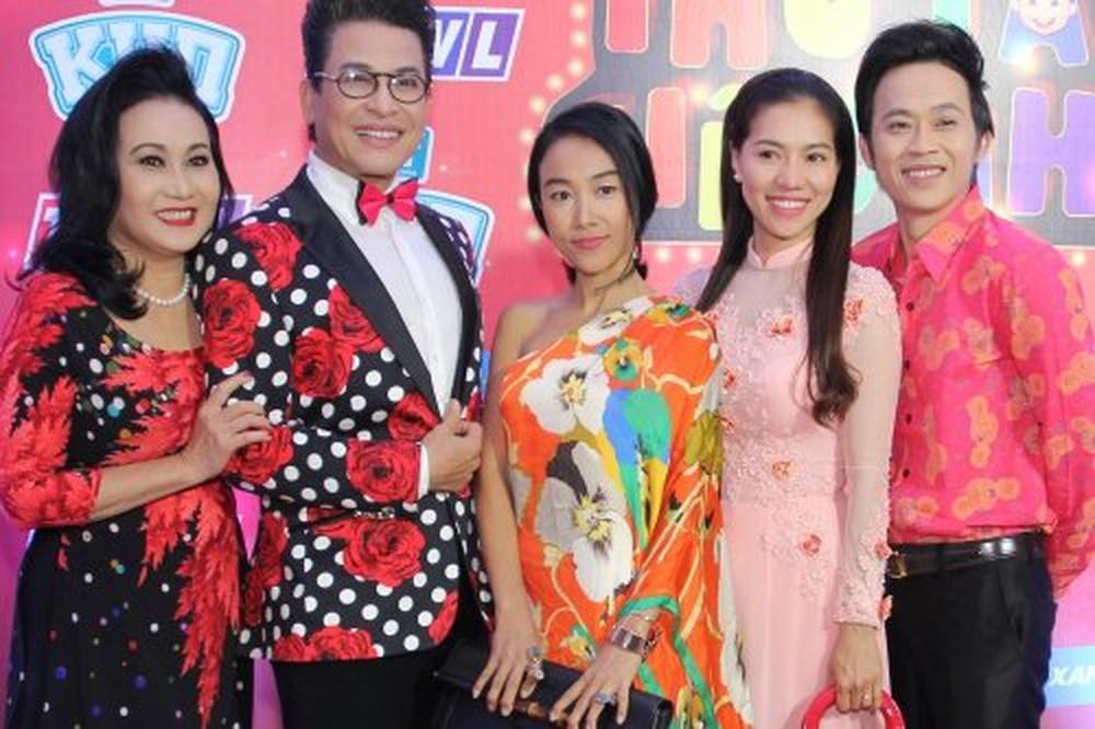 Đỡ không nổi gu thời trang hoa hòe hoa sói của MC Thanh Bạch ở tuổi 59-9