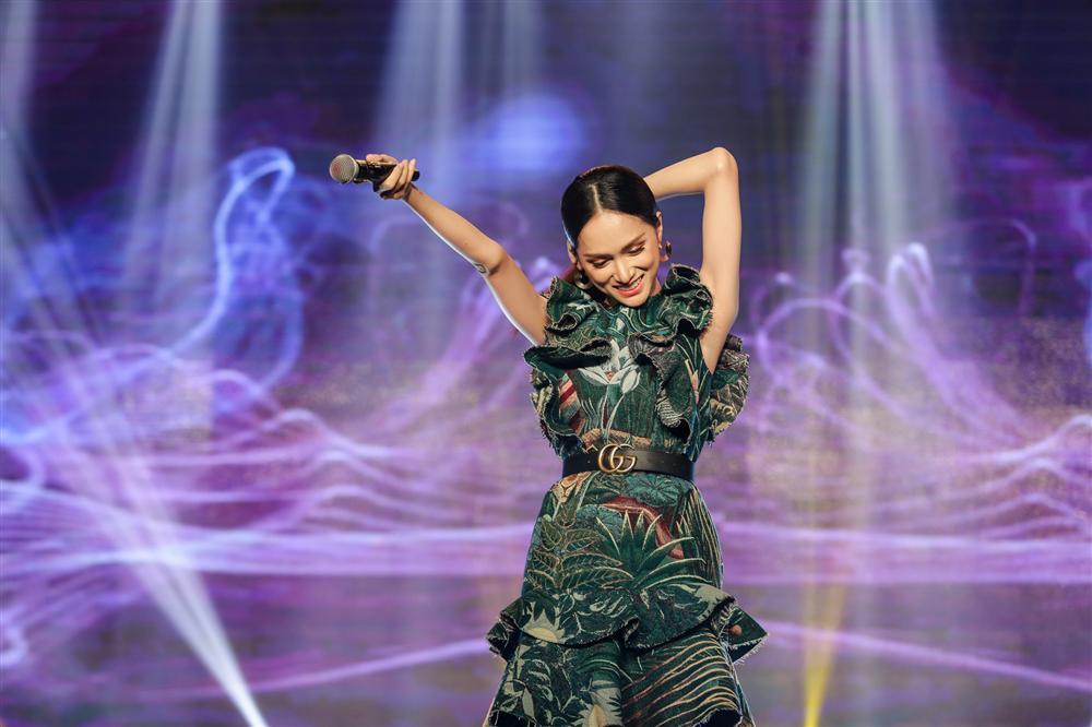 Lâu lâu mới đi hát, Hoa hậu chuyển giới Hương Giang đã bị cameraman hại mắt bồ câu thành trắng dã-2