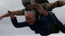 Thán phục cụ bà 82 tuổi nhảy dù ngoạn mục ở độ cao hơn 4000m