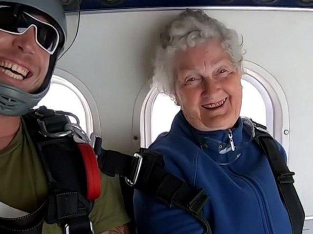 Thán phục cụ bà 82 tuổi nhảy dù ngoạn mục ở độ cao hơn 4000m-1