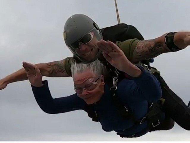 Thán phục cụ bà 82 tuổi nhảy dù ngoạn mục ở độ cao hơn 4000m-2